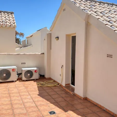 بيت للعطل 3160 Elegant Seafront House