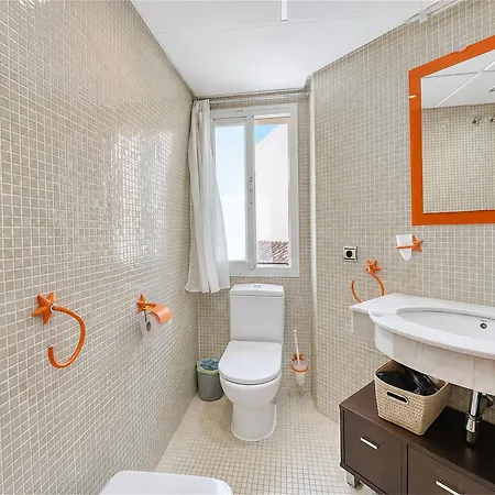 بيت للعطل 3160 Elegant Seafront House